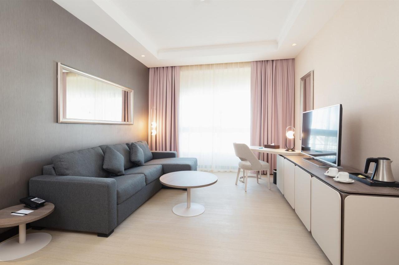 Suite F&B Salon Complimentary Shuttle to Dubai Mall & La Mer Beach,1081999312:JPEG