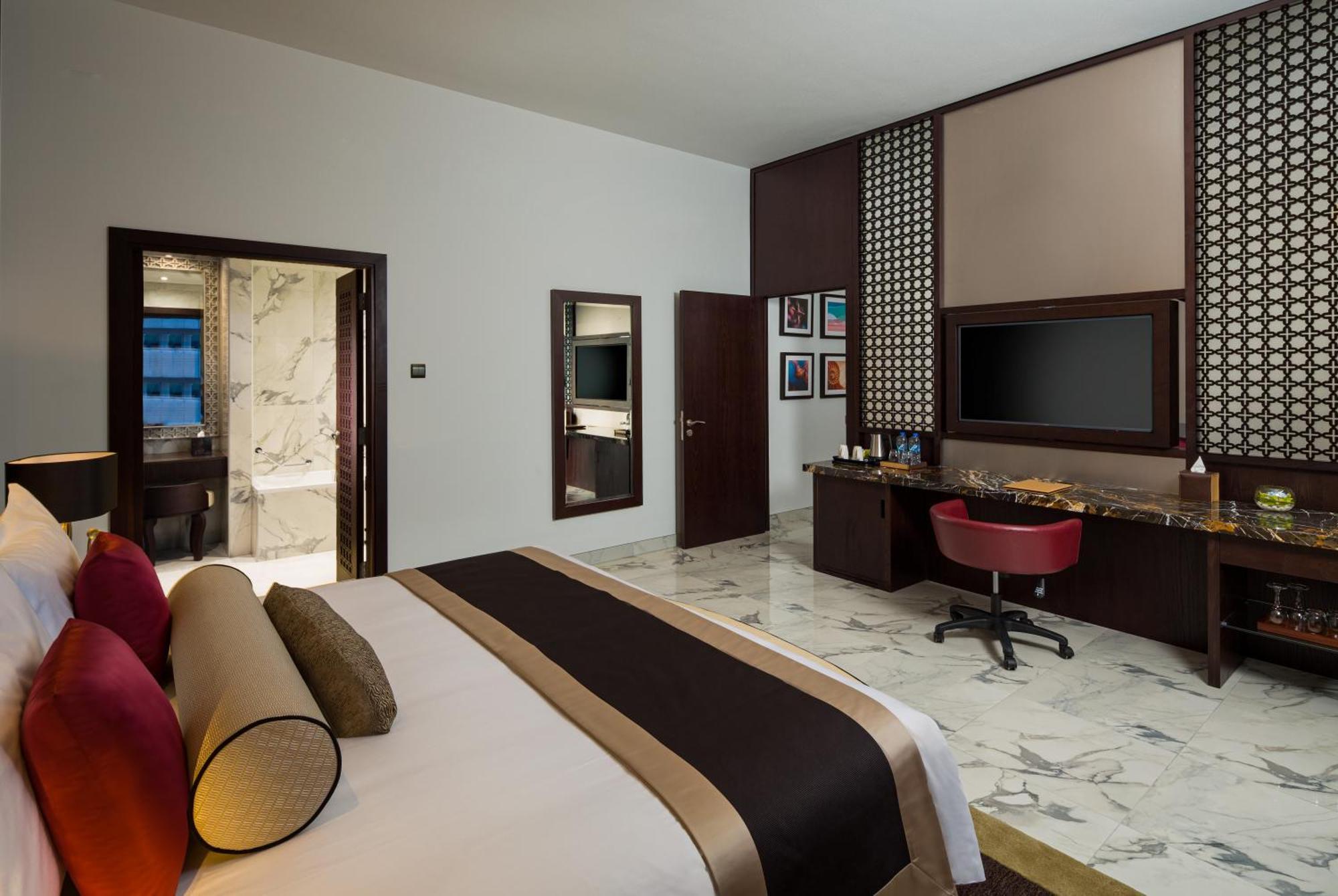 Executive Suite with Balcony , including Soluna Beach Club Access on Palm Jumeirah, early check in at 11am, late check out at 4pm, 25% discount on Food & Beverage (offer valid until 30th September 2026)