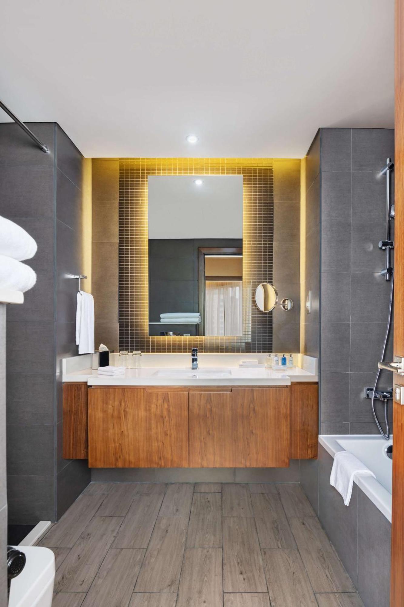 Suite mit 1 Schlafzimmer, Kanalblick und Zugang zur Lounge