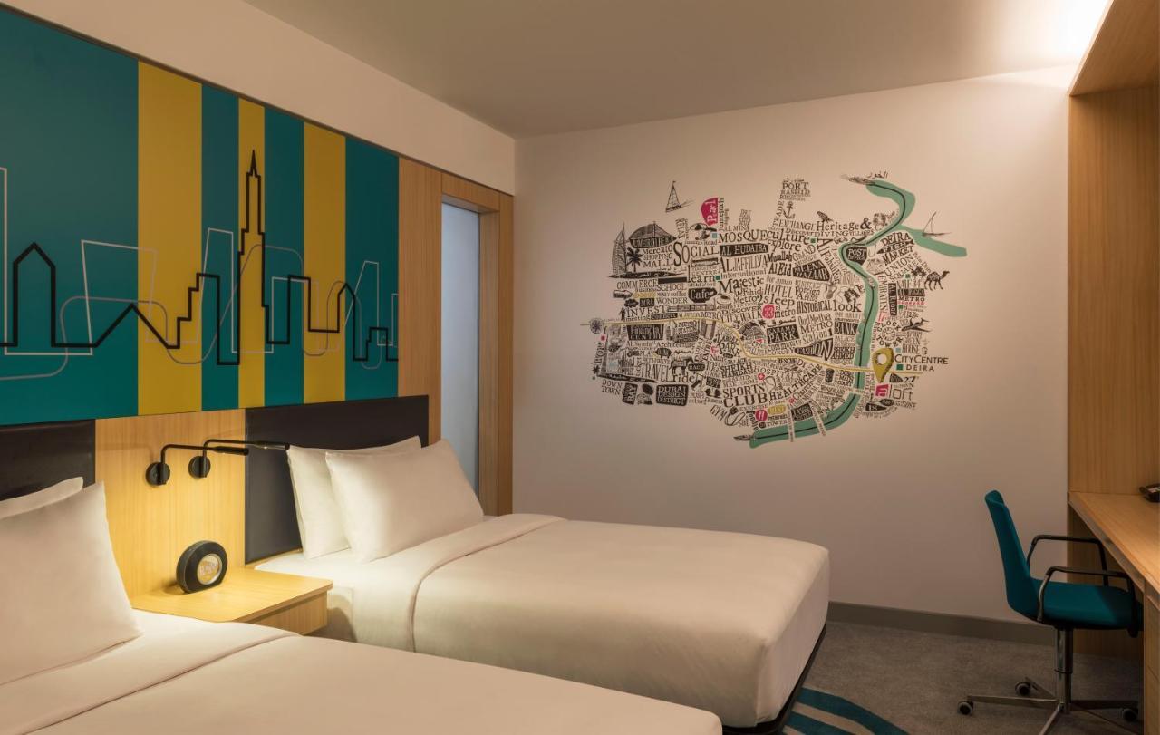 Zimmer Aloft mit 2 Einzelbetten und Stadtblick