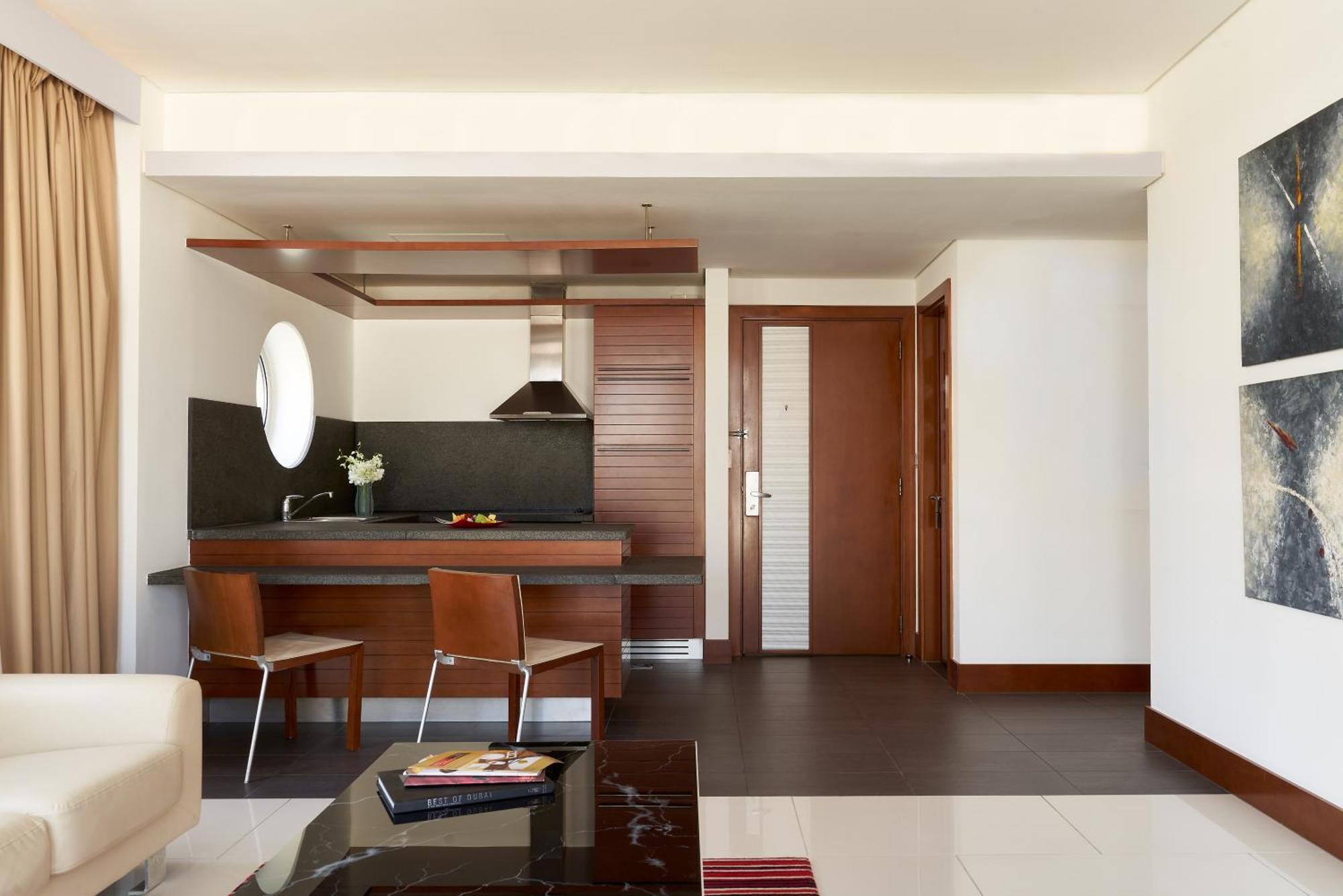 Suite mit 1 Schlafzimmer mit Kingsize-Bett und Blick auf den Burj Khalifa