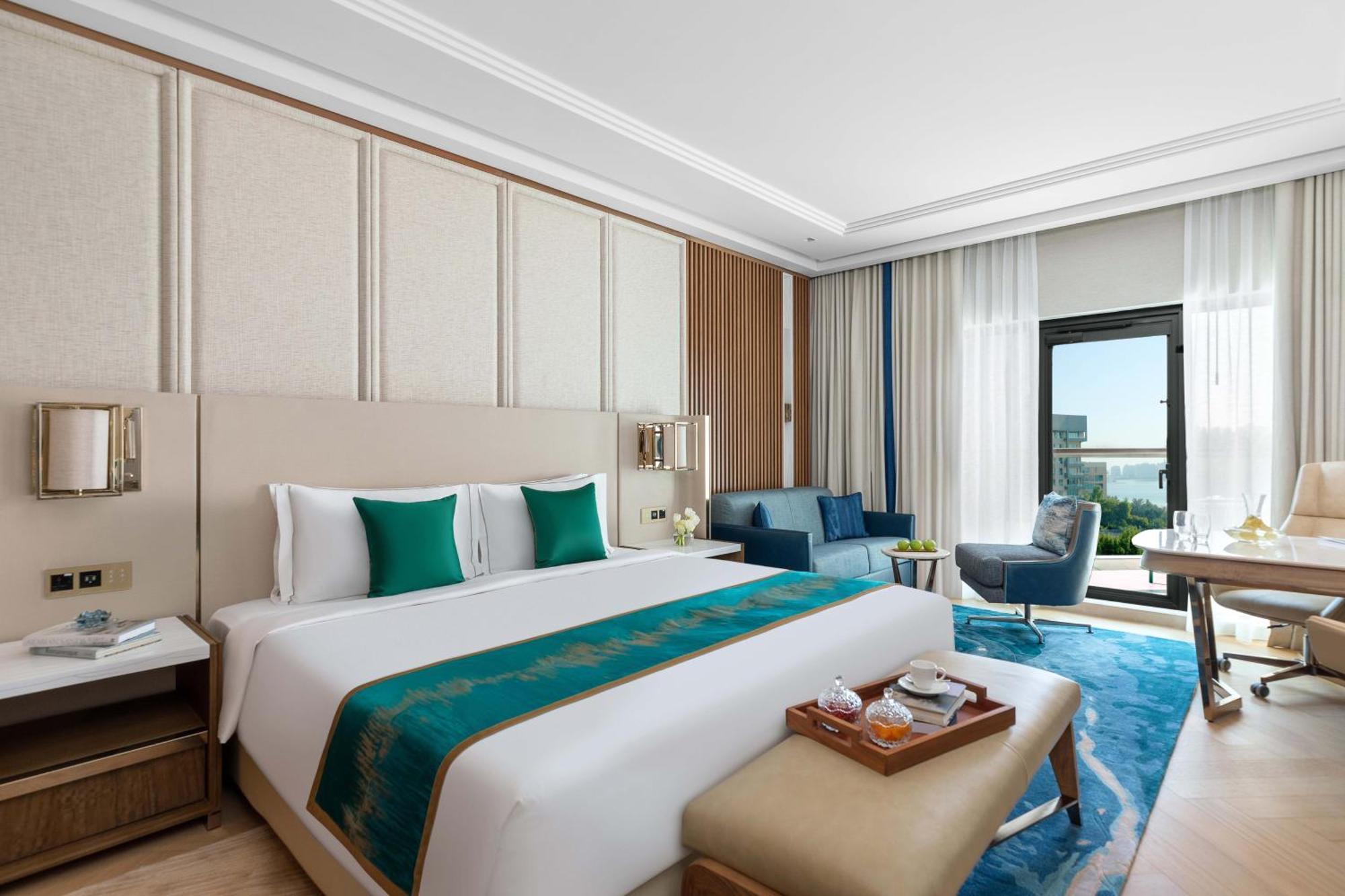 Luxuszimmer mit Meerblick und Kingsize-Bett – Staycation-Angebot für Einwohner der VAE mit Frühstück, frühem Check-in, spätem Check-out und 30 % Rabatt auf Speisen und Getränke, Spa-Behandlungen und Wäscheservice.