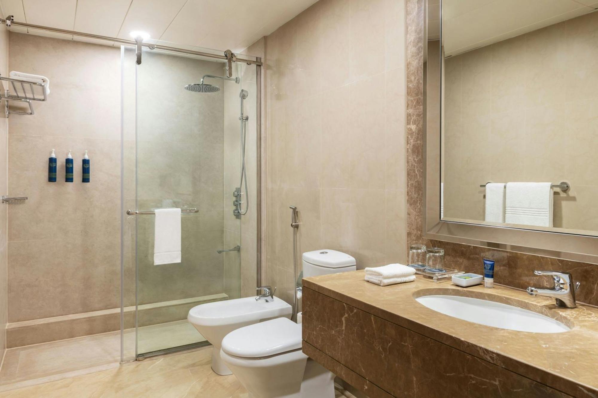 Classic Zimmer mit Kingsize-Bett, Balkon und Blick auf die Sheikh Zayed Road
