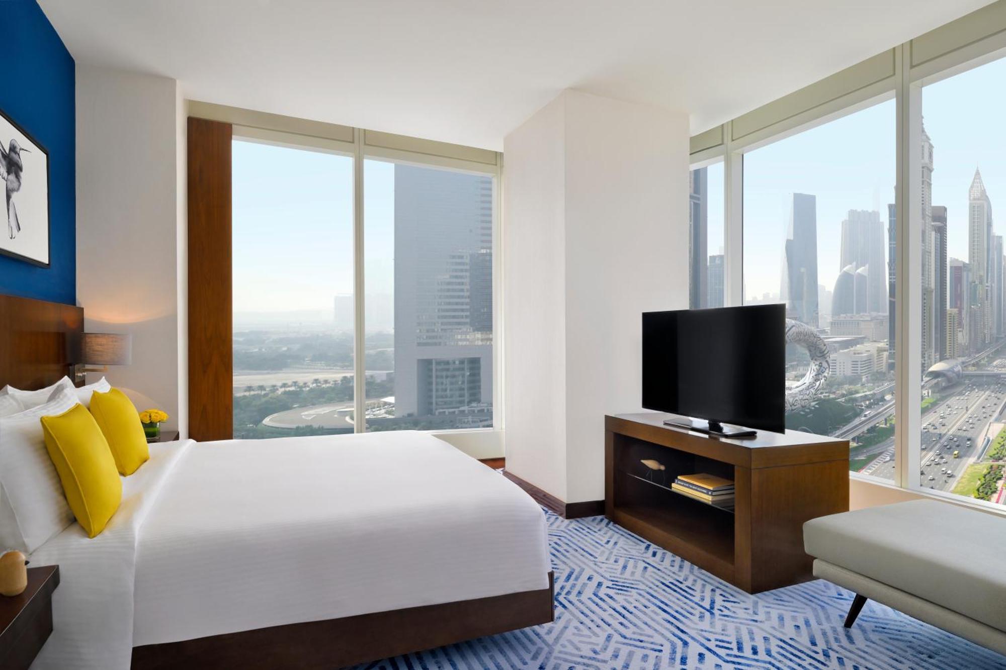 Premium Zimmer mit Kingsize-Bett und Blick auf die Skyline