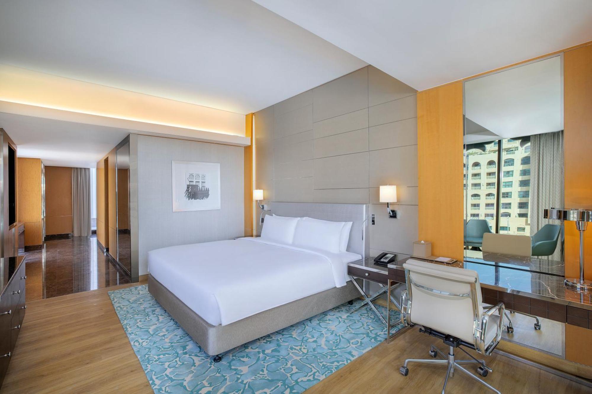 Eck-Executive-Zimmer mit Kingsize-Bett, Balkon und Zugang zur Lounge