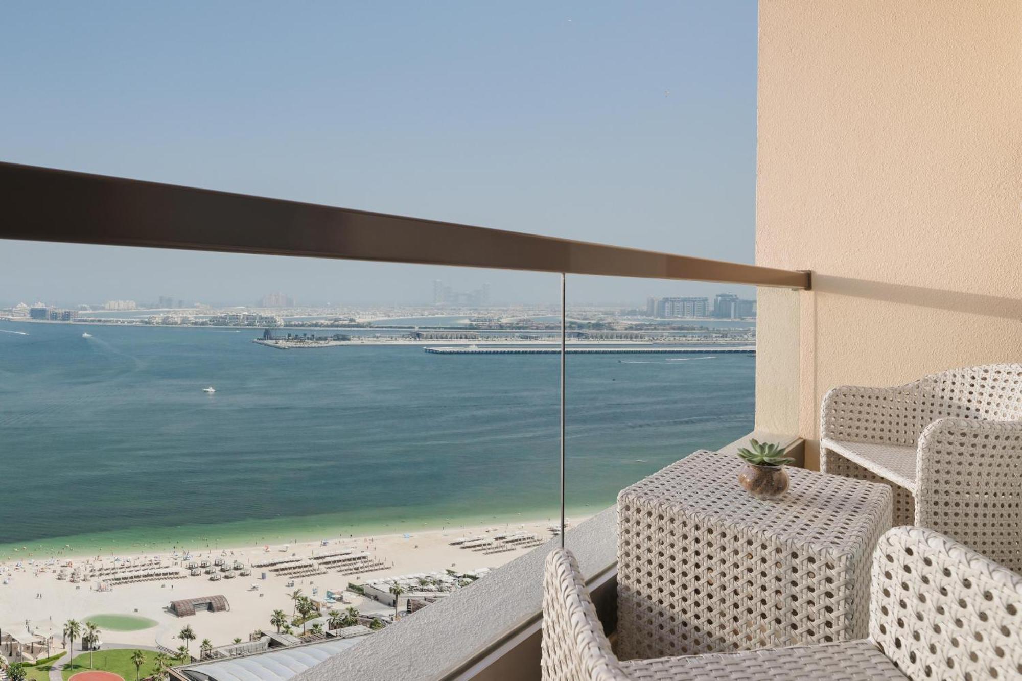Habitación Club con vistas al mar, balcón y acceso al salón Coral - Planta superior