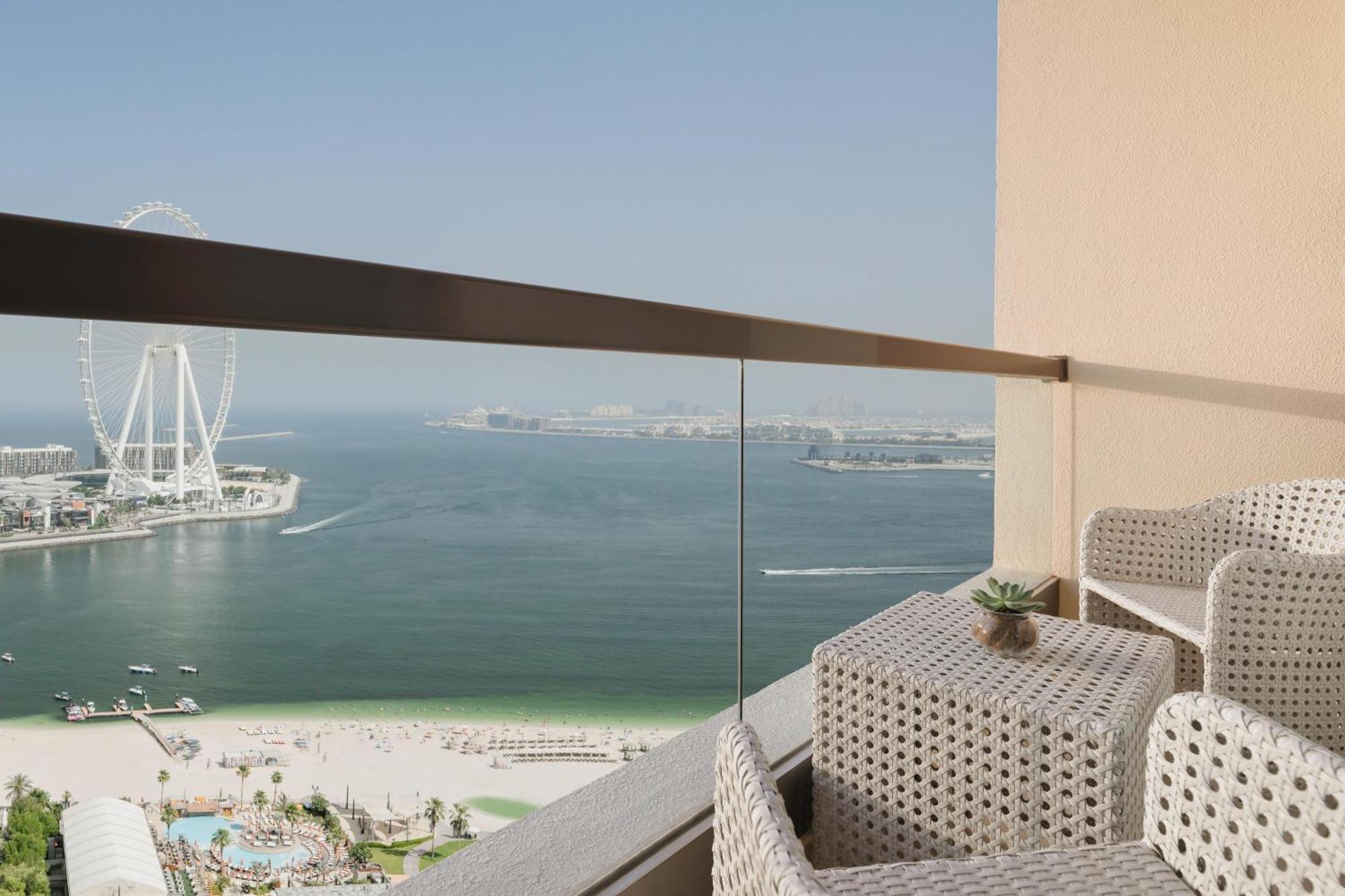 Habitación Ain Dubai con vistas completas al mar y balcón