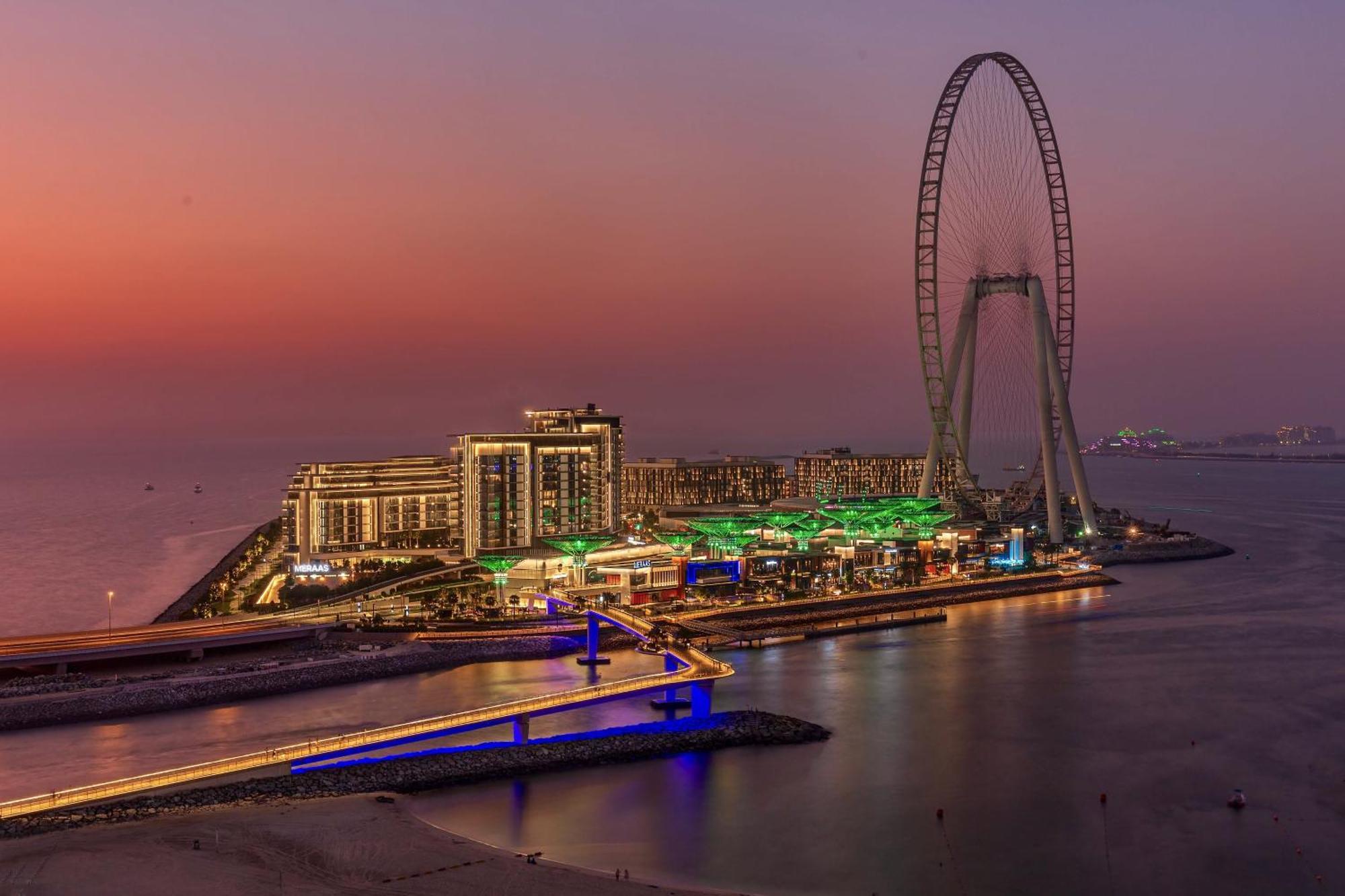 Suite mit zwei Schlafzimmern – Blick auf das Dubai Eye