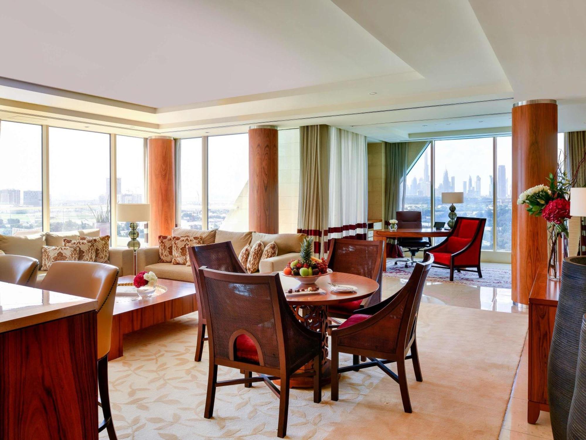 Suite Landmark con terraza, vistas al perfil urbano y acceso al salón Club, que incluye desayuno diario y bebidas y canapés por la noche