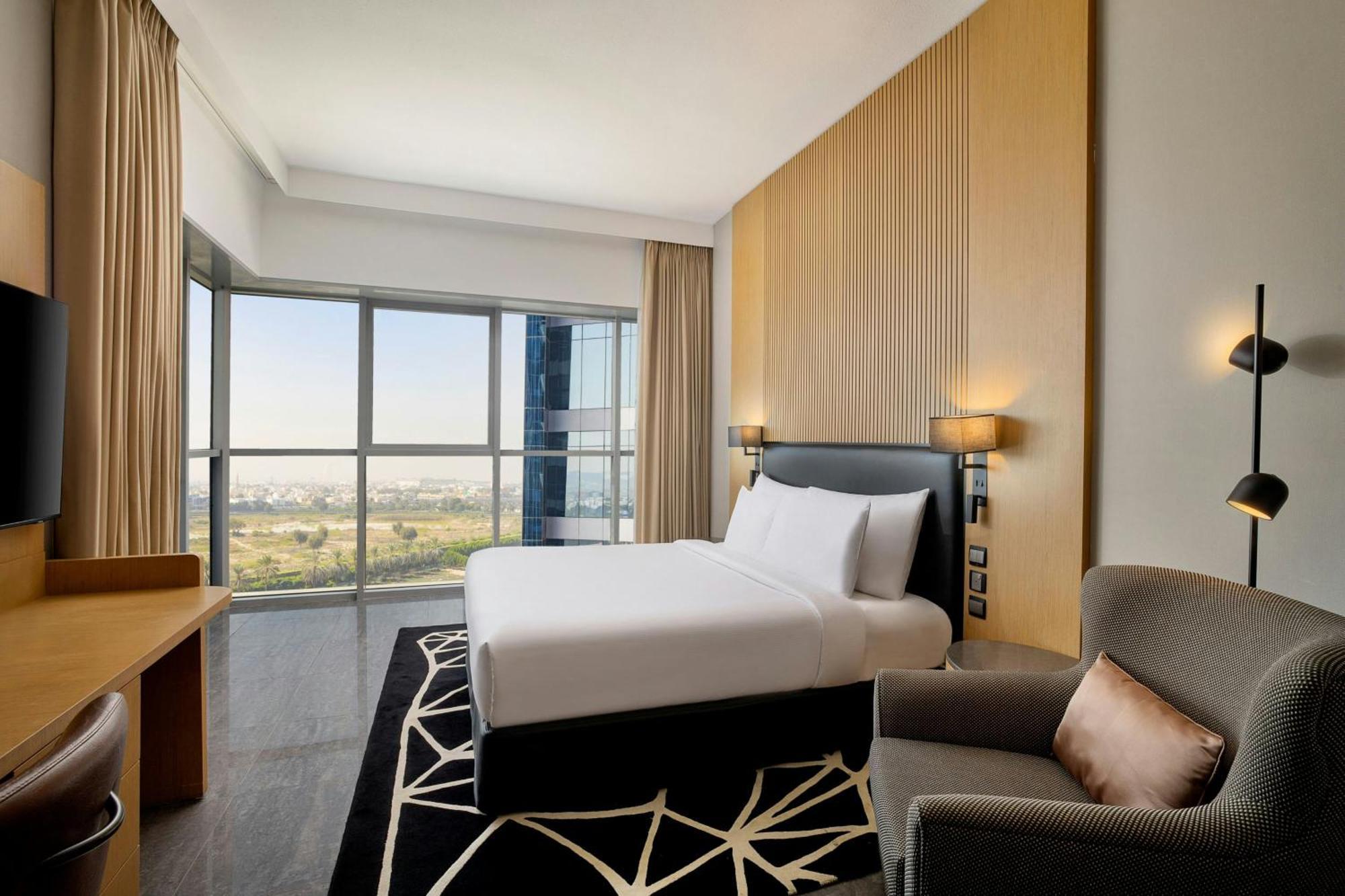 Deluxe Zimmer mit Kingsize-Bett und Stadtblick