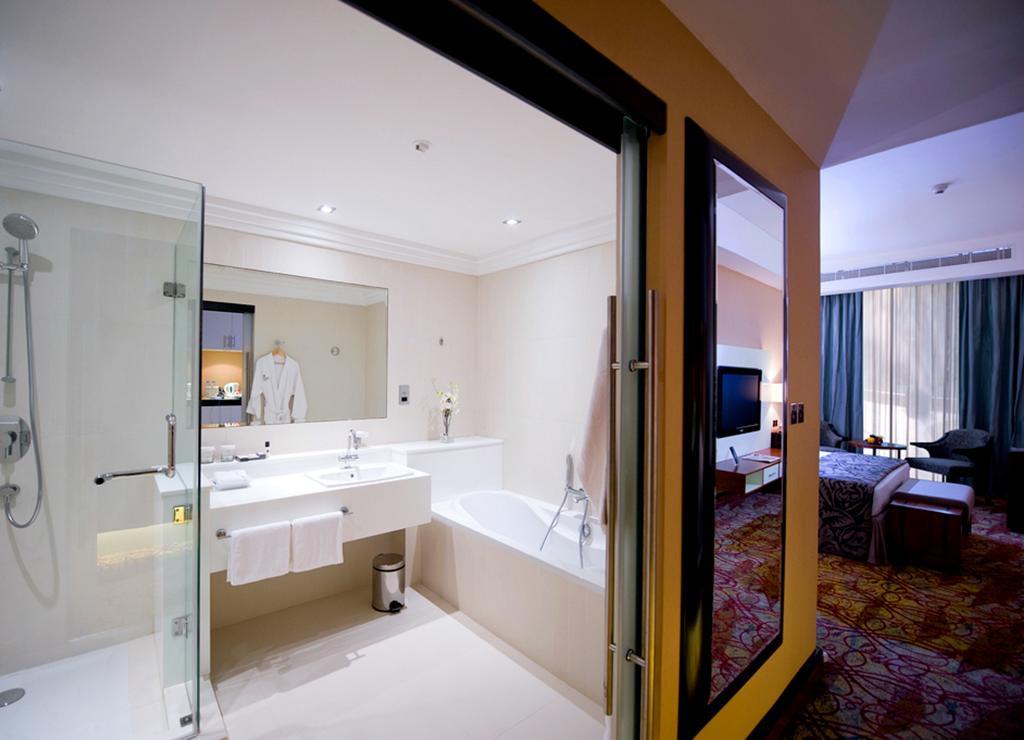 Superior-Zimmer mit Kingsize-Bett sowie kostenlosem Shuttleservice zum Terminal 1 und 3 des Flughafens DXB