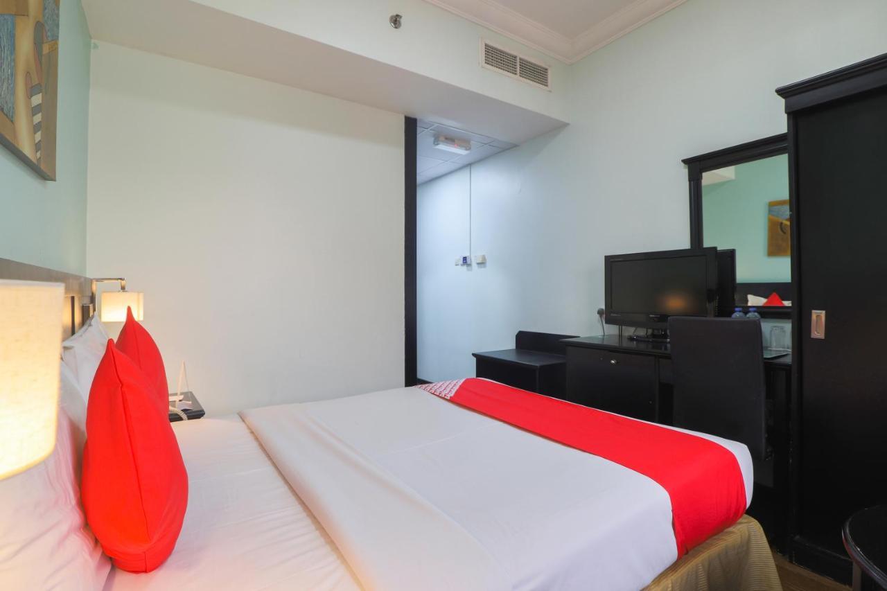 Habitación con cama extragrande.