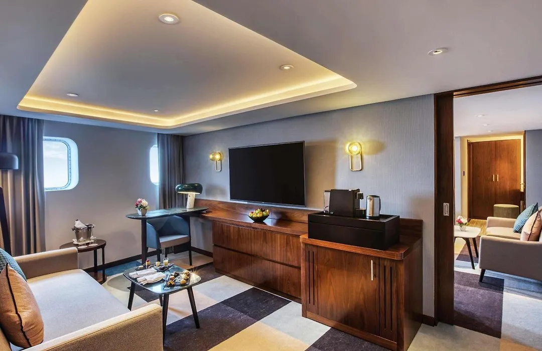 Queen Elizabeth 2 Hotel-1