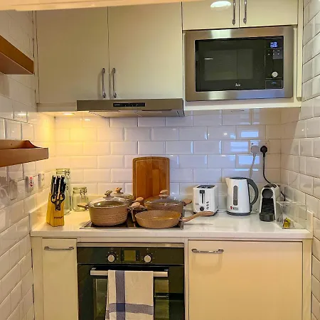 Exquisite, Luxe 1Bd Apartment, Unparalleled Sea Views, Prime Dubai Marina Location & Full Kitchen By "La Buena Vida Holiday Homes-2