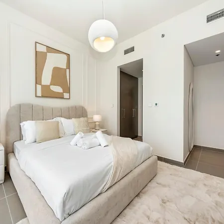 Skyline Serenity Holiday Home I Burj Khalifa Bliss I 4 Bedroom Apartments I Burj Khalifa & Fountain Views I Free Gym, Pool, Parking And Wifi-2
