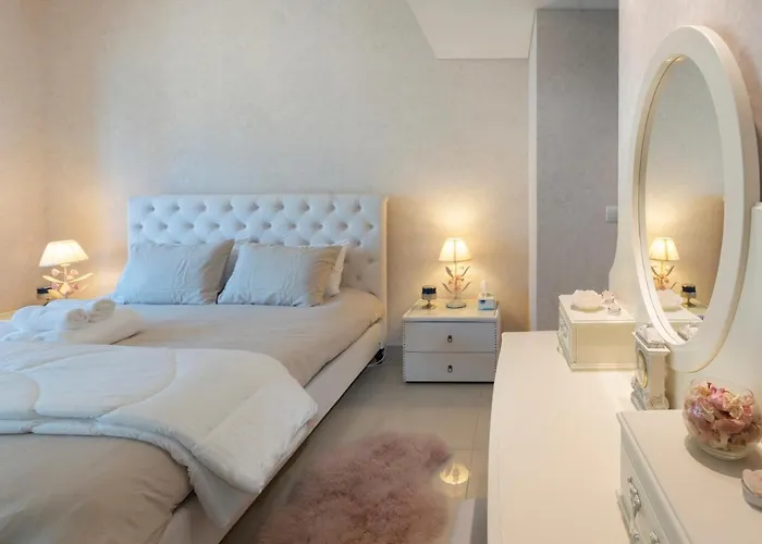 Downtown Dubai, Luxury 2 Bed 2 Bath Apartment - Pool, Gym, Aircon, Parking - Views Of The Dubai Fountain & Burj Khalifa