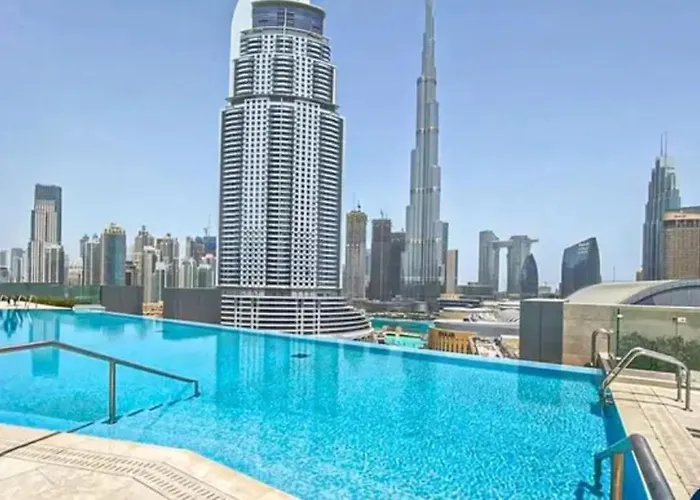 " Luxury Stay In Downtown Dubai - Stunning Views & Prime Location !