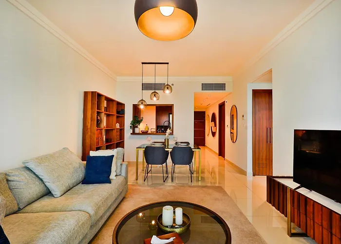 " Luxury Stay In Downtown Dubai - Stunning Views & Prime Location !
