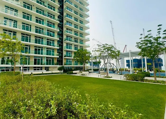 Marina Skyline View & Dubai Harbour Beachfront