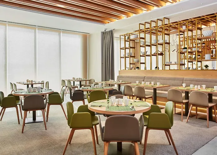 Hilton Garden Inn Dubai, Mall Avenue